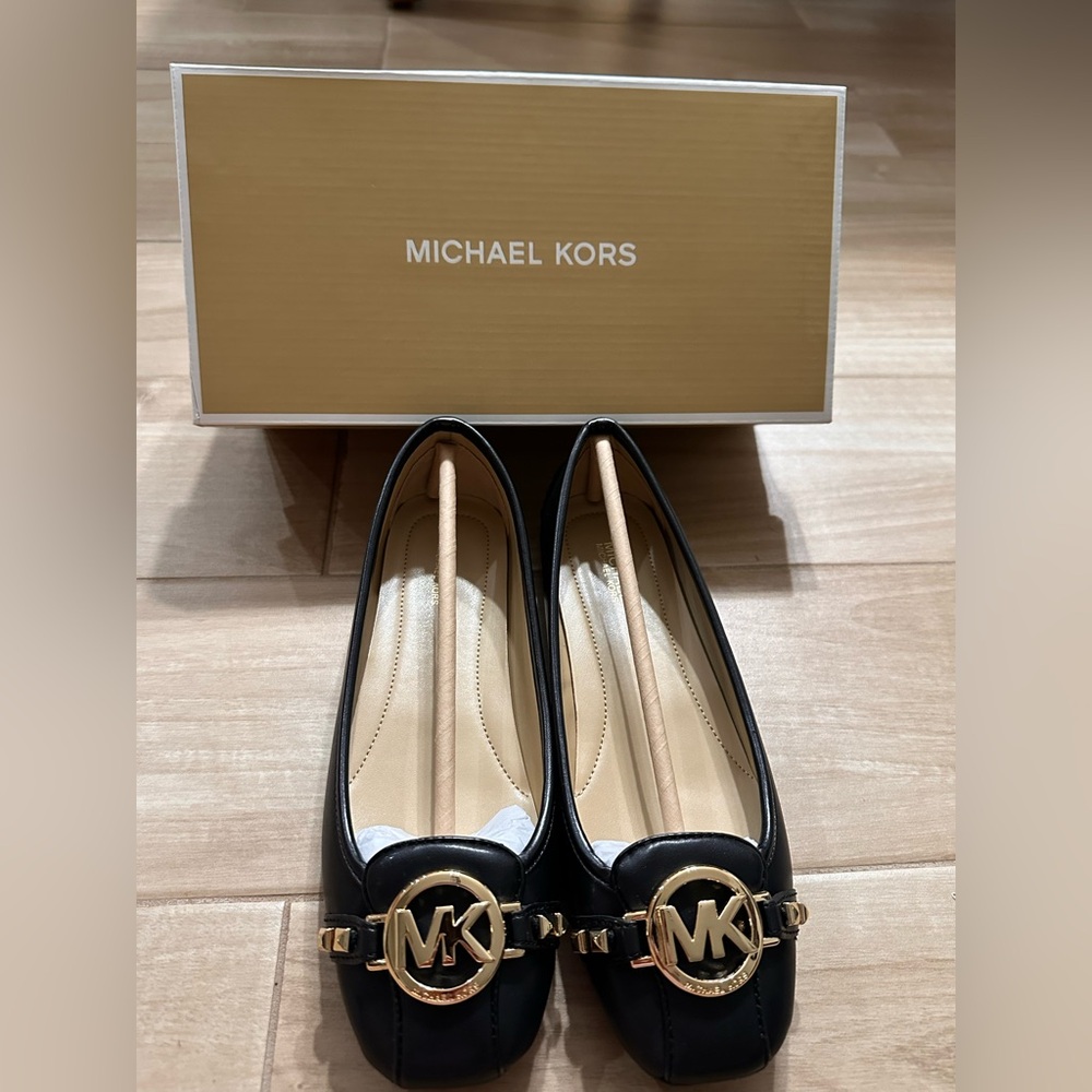 NIB MICHAEL KORS FULTON Flat Leather Black With Gold Hardware Sz 6.5 - Picture 2 of 6